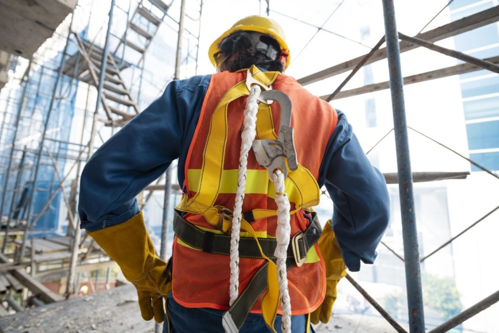 ¿Cuál es el equipo de protección personal para trabajos en alturas?